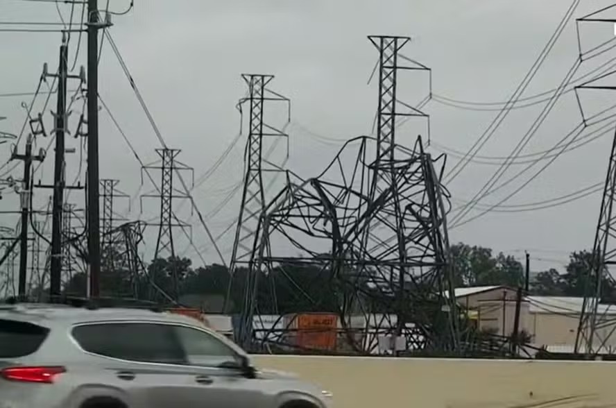 Parte da rede elétrica de Houston foi destruída pelos fortes ventos 