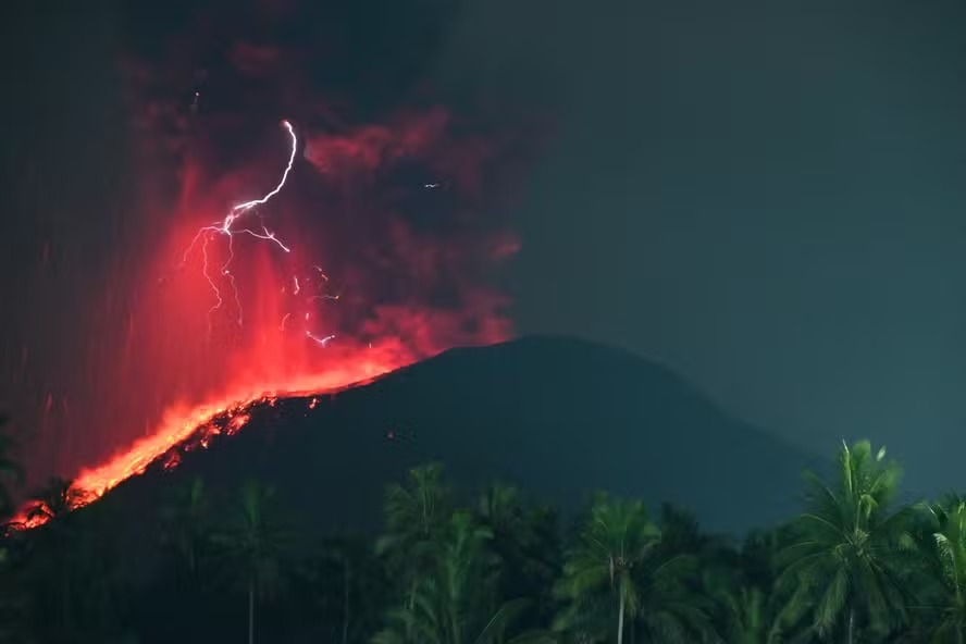 Erupção vulcânica no Monte Ibu, na província de Maluku do Norte, na Indonésia 