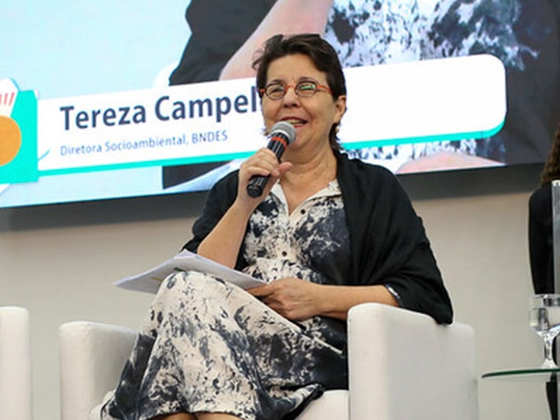 Tereza Campello durante reunião na sede do BNB em Fortaleza (CE)