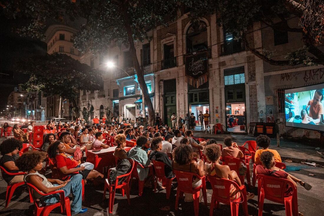 Cinema na rua promovido pelo Mov Circula