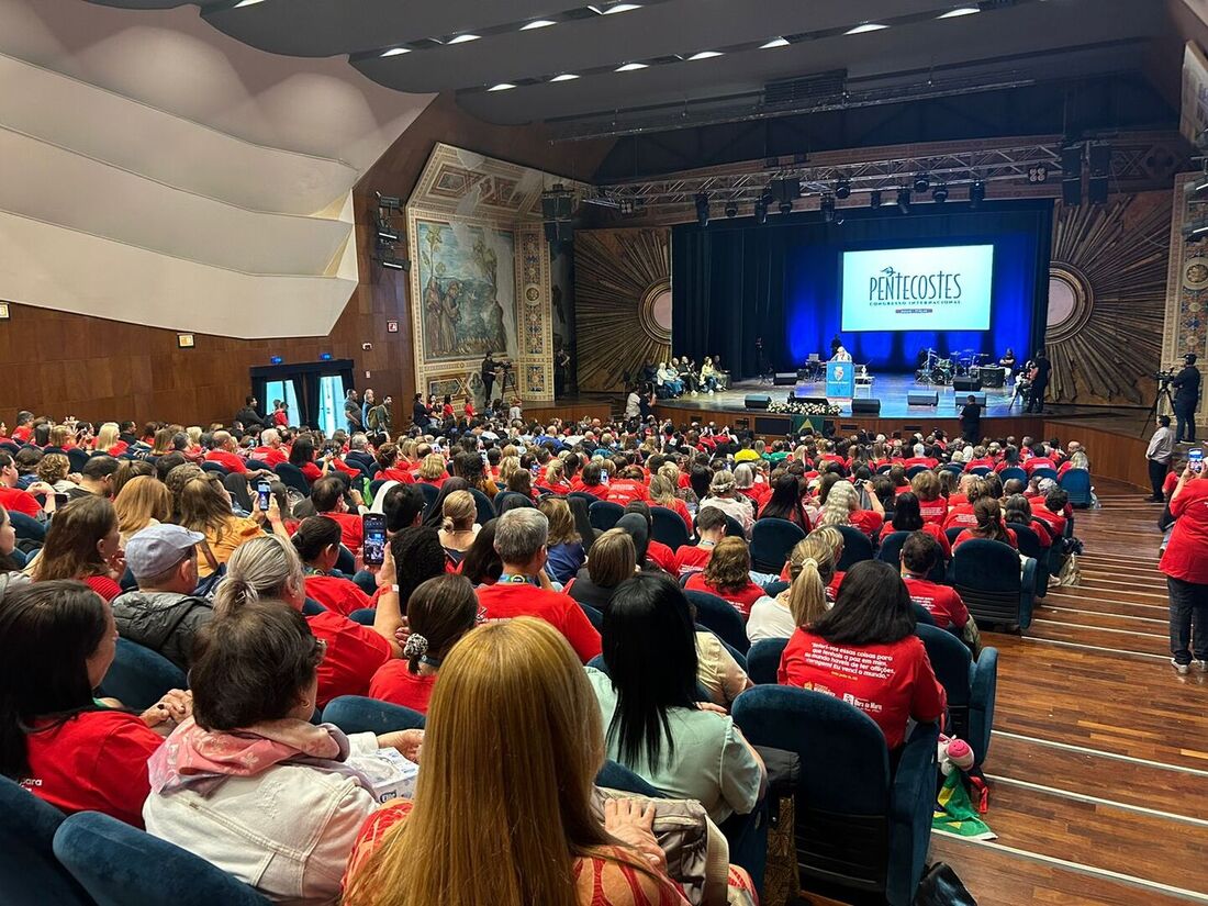 Louvor e emoção no Dia de Pentecostes, na Itália 