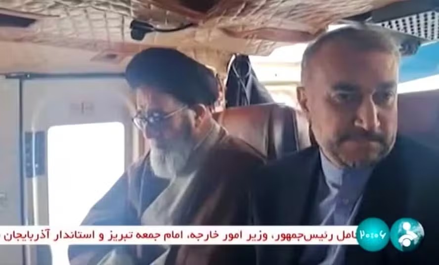 Imagem da TV estatal mostrou o presidente Ebrahim Raisi (à esquerda) com o ministro das Relações Exteriores, Hossein Amir-Abdollahian, durante a trágica viagem de helicóptero 