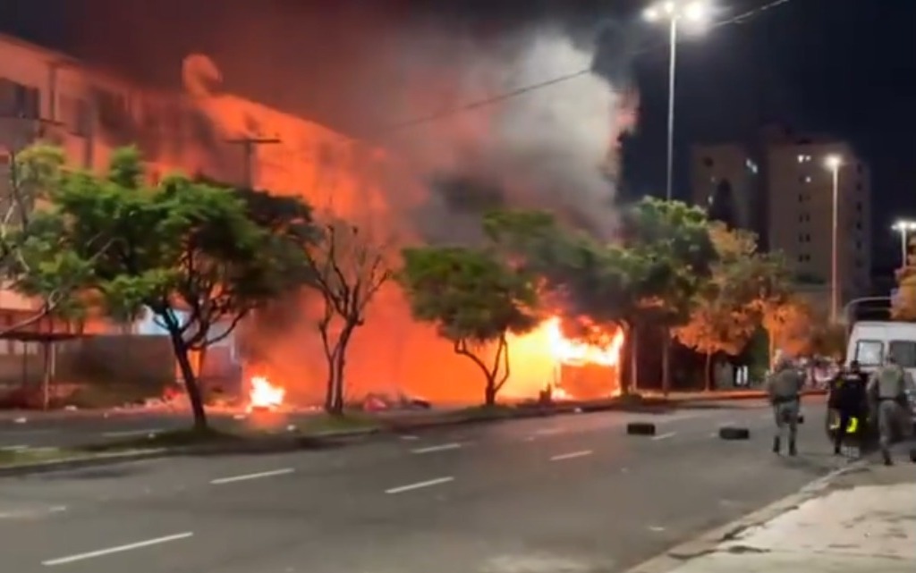 Ônibus são incendiados durante manifestação em Porto Alegre; cidade ainda tem bairros alagados