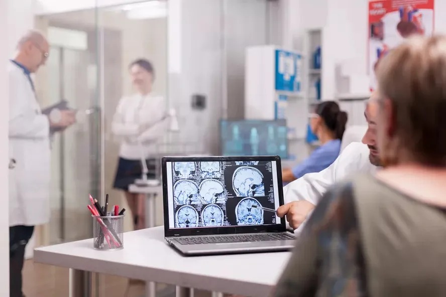 Os biomarcadores reveladores de Alzheimer de um dos pacientes desapareceu após 14 meses 