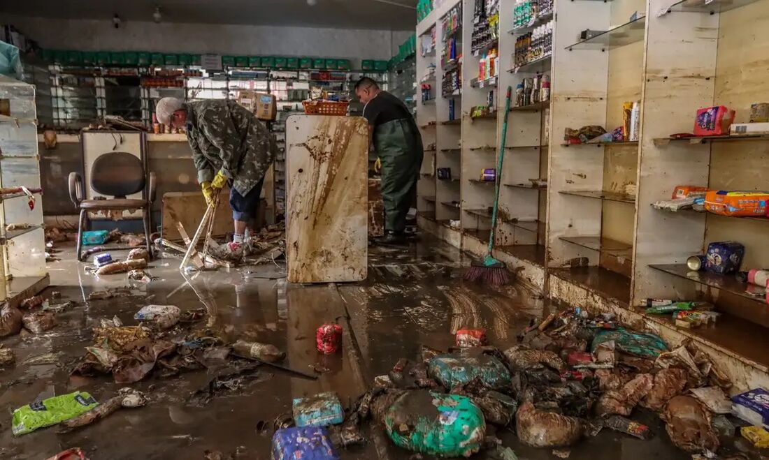  Comerciantes retiram entulho e limpam lojas para retomar os negócios no centro histórico de Porto Alegre