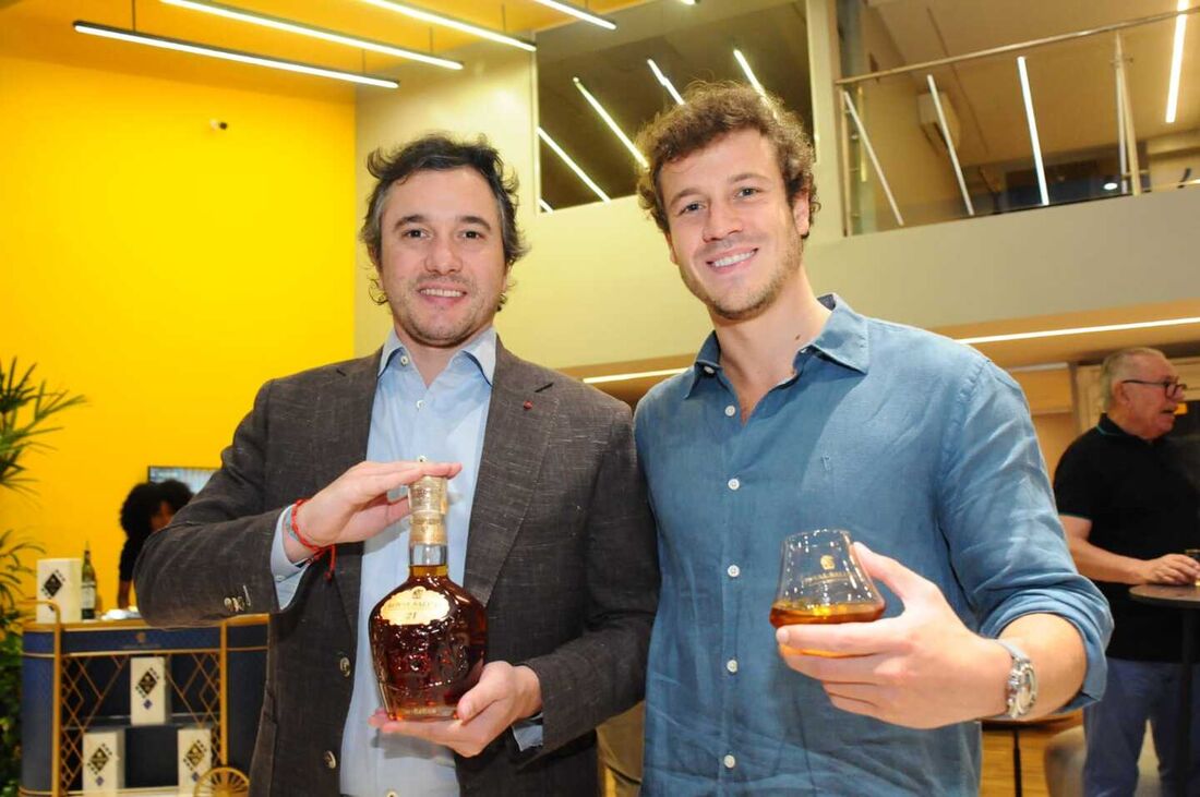 Lançamento do whisky Royal Salute Blended Grain 21 anos, na JBS Motors, no Pina. Na foto, Raphael Vidigal (esquerda), Head das marcas Prestigie na Pernod Ricard Brasil, e Felipe London, embaixador da Royal Salute no Brasil