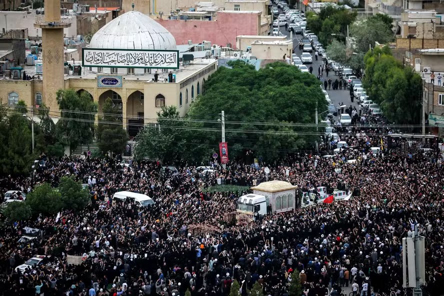 Dezenas de milhares de pessoas se reúnem no cortejo fúnebre do presidente do Irã, Ebrahim Raisi, em Qom  Foto: 