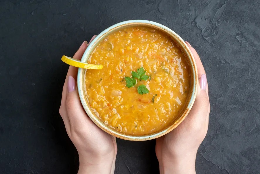 Conheça o caldo que substitui o colágeno e o ácido hialurônico e que pode ser consumido todos os dias 