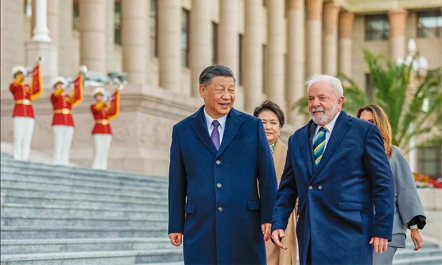 Os presidente da China, Xi Jinping, e do Brasil, Luiz Inácio Lula da Silva, em Pequim 