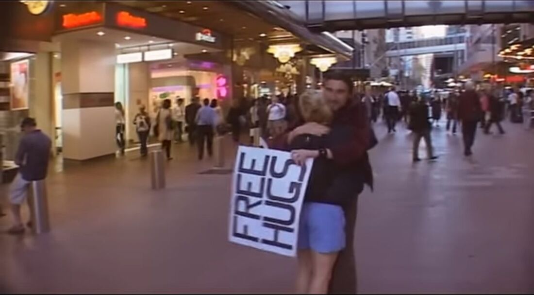 Dia Internacional do Abraço: conheça a história triste por trás da data, e o videoclipe da música