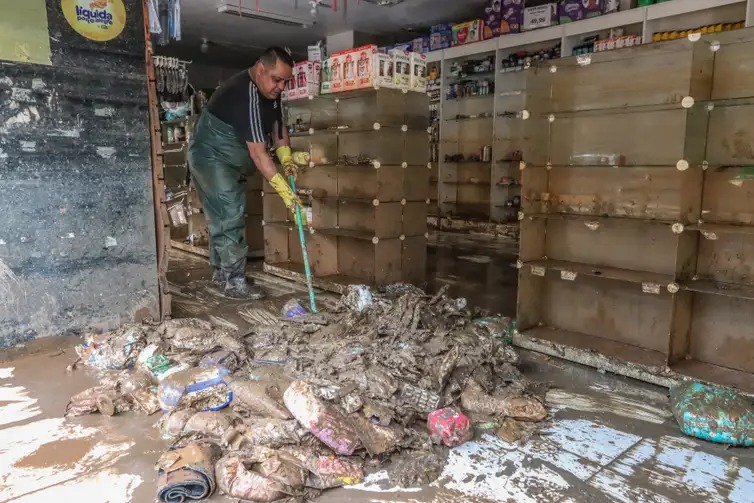 Comerciante retira entulho e limpa loja para retomar os negócios no Centro Histórico de Porto Alegre 