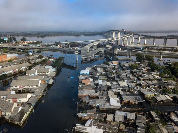 Bairro Farrapos, em Porto Alegre, após fortes chuvas