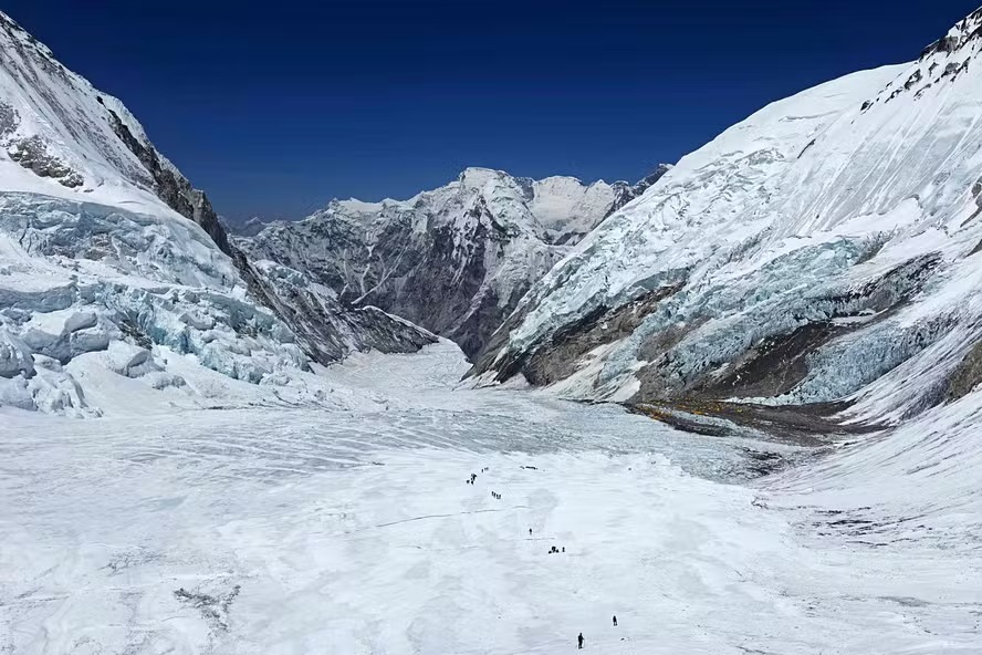 Geleira Khumbu, na subida ao topo do Monte Everest, no Nepal 