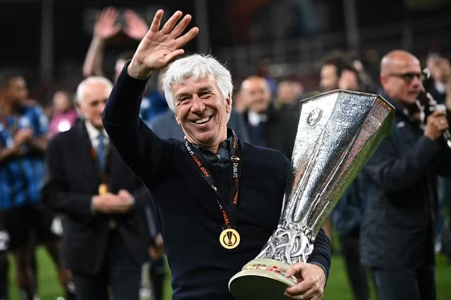 Gasperini com o troféu da Liga Europa, o primeiro de sua carreira como treinador 