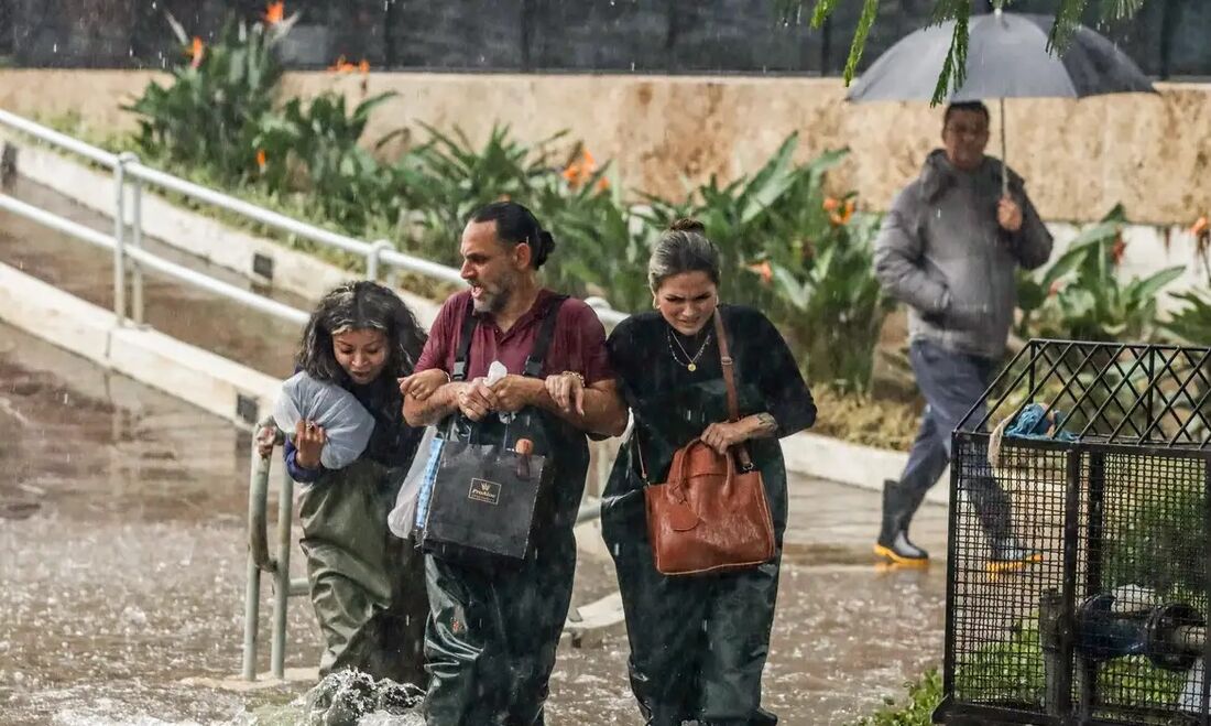 Bairro Menino Deus volta a ficar alagado