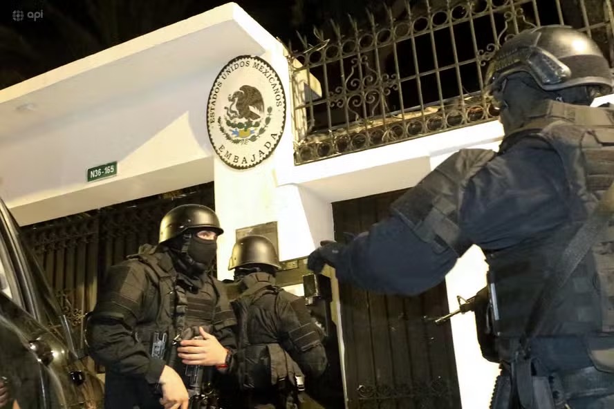 Policiais da Força Especial da polícia equatoriana invade a embaixada do México, em Quito, para prender o ex-vice-presidente do Equador Jorge Glas 