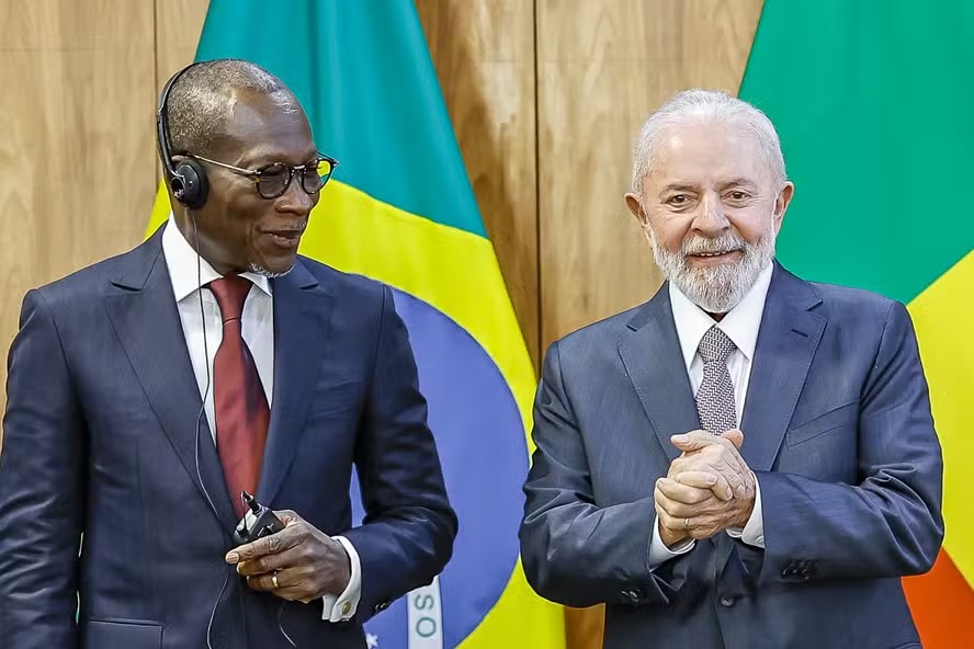 Lula ao lado do presidente do Benin, Patrice Talon 