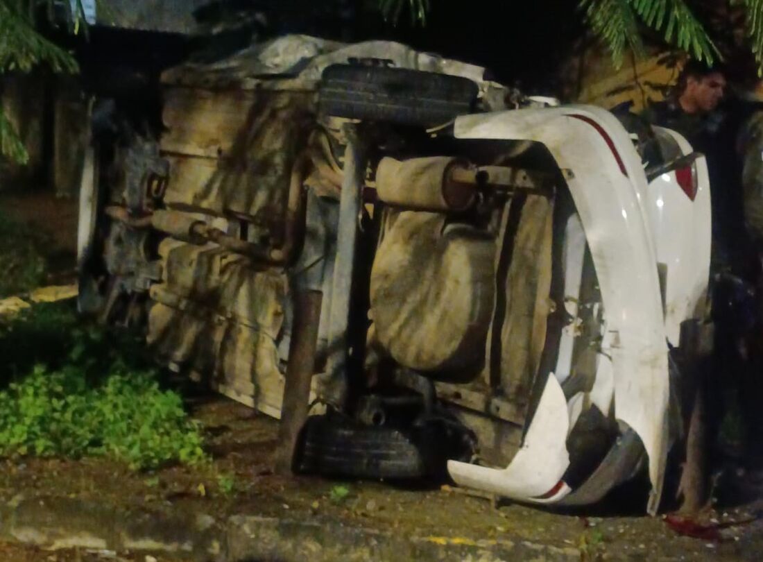 Carro ficou capotado após a colisão