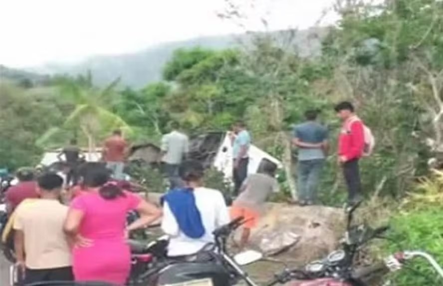 Moradores observam local do acidente com ônibus de estudantes em Caripe, Venezuela 