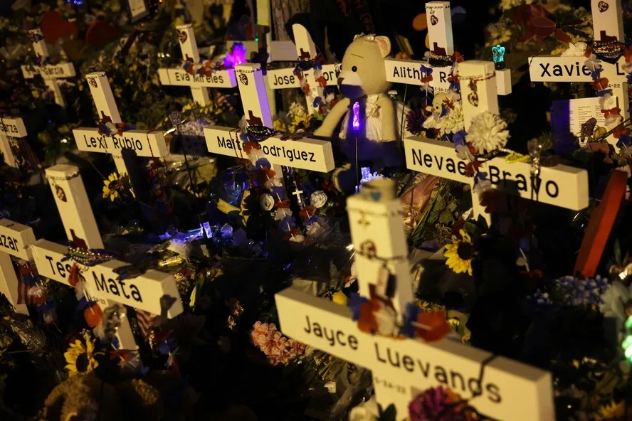 Memorial em homenagem aos mortos em Uvalde, Texas