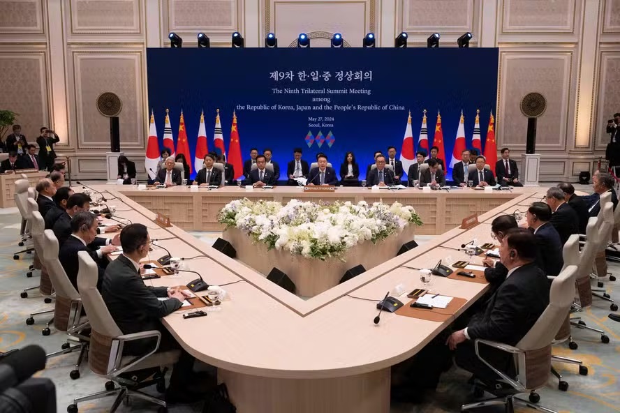 O presidente da Coreia do Sul, Yoon Suk Yeol (ao centro); o primeiro-ministro do Japão, Fumio Kishida (esquerda); e o premier chinês, Li Qiang (direita), na reunião de cúpula trilateral, em Seul