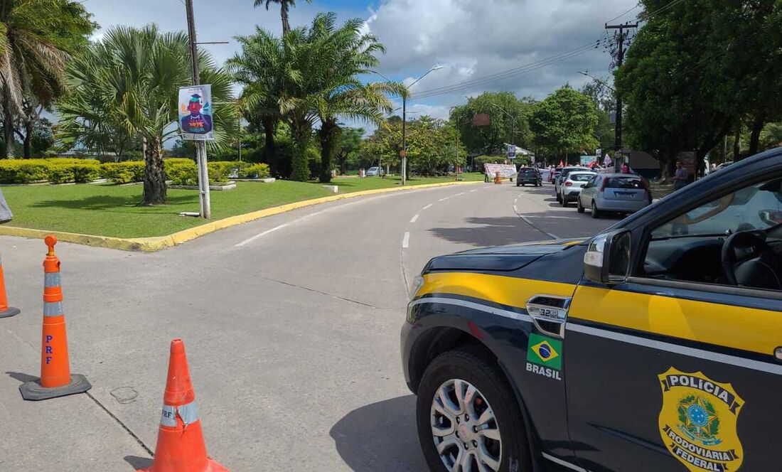 Professores, técnicos e estudantes realizam protesto na entrada da UFPE