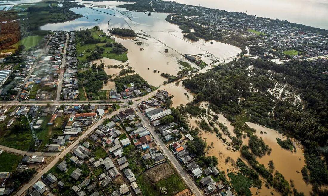 Nível do Guaíba volta a subir e inunda ruas de Porto Alegre