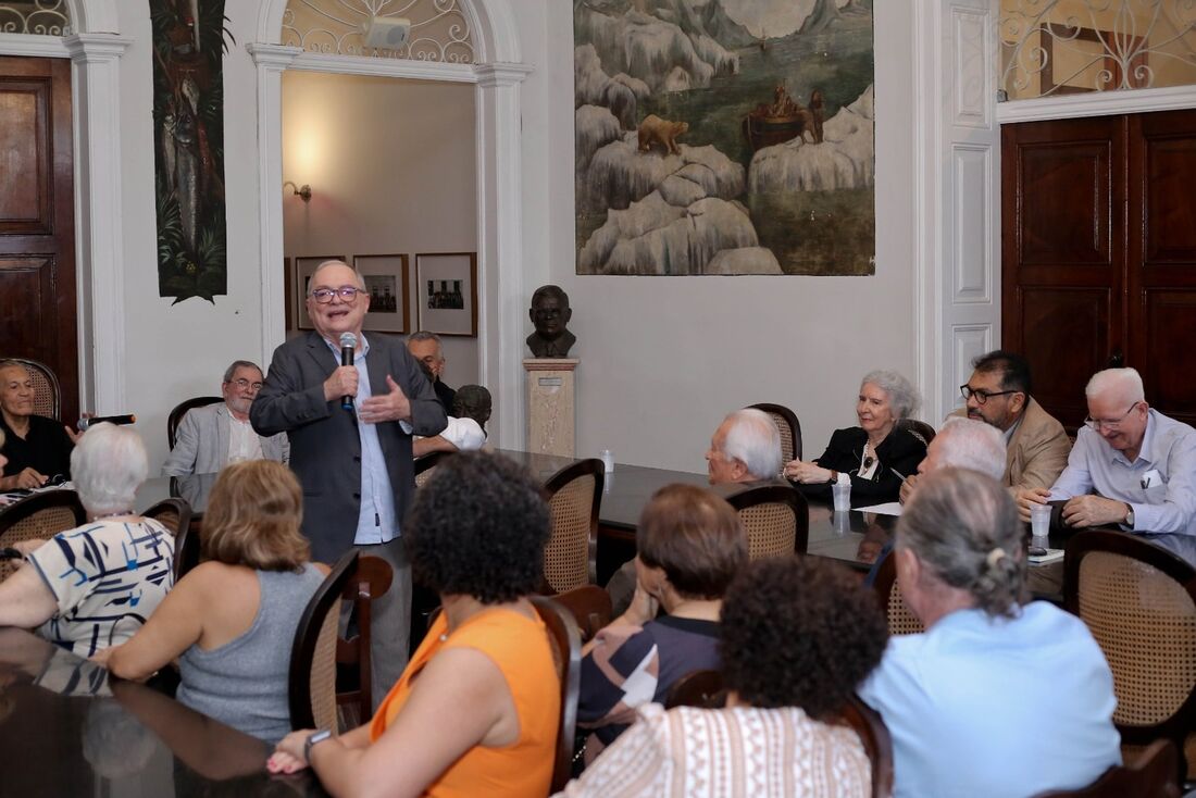 José Nivaldo Jr. (em pé) durante solenidade em homenagem ao centenário do pai