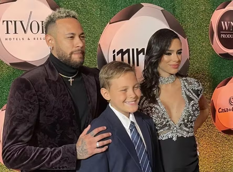 Neymar, Bruna Biancardi e Davi Lucca posam na edição de 2023 do leilão beneficente do Instituto Neymar 