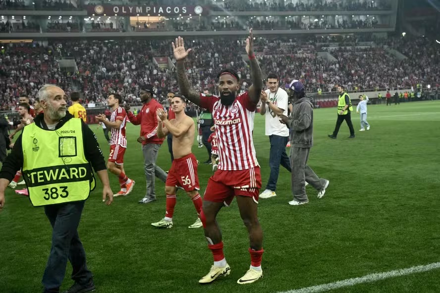 Rodinei comemorando a classificação para semifinal da Conference League