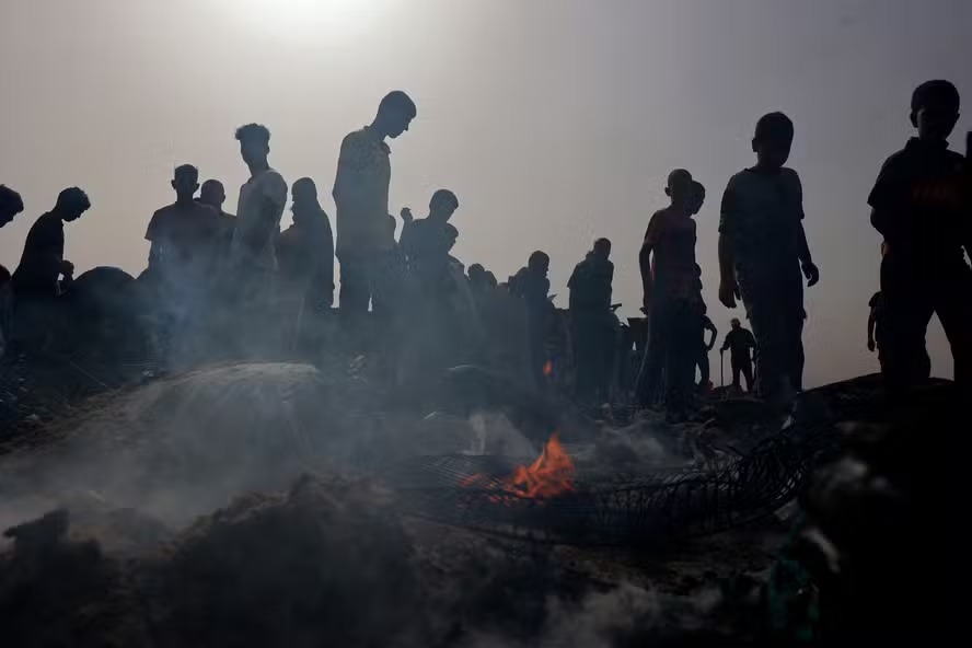 Palestinos vasculham escombros de campo de deslocados atingido por ataque israelense