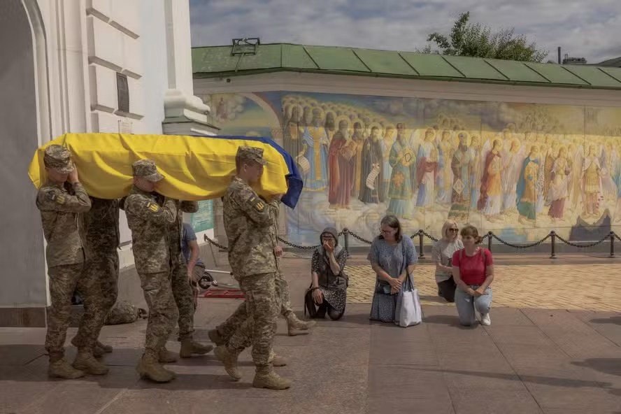 Soldados da Ucrânia carregam caixão de oficial morto na região de Donetsk 