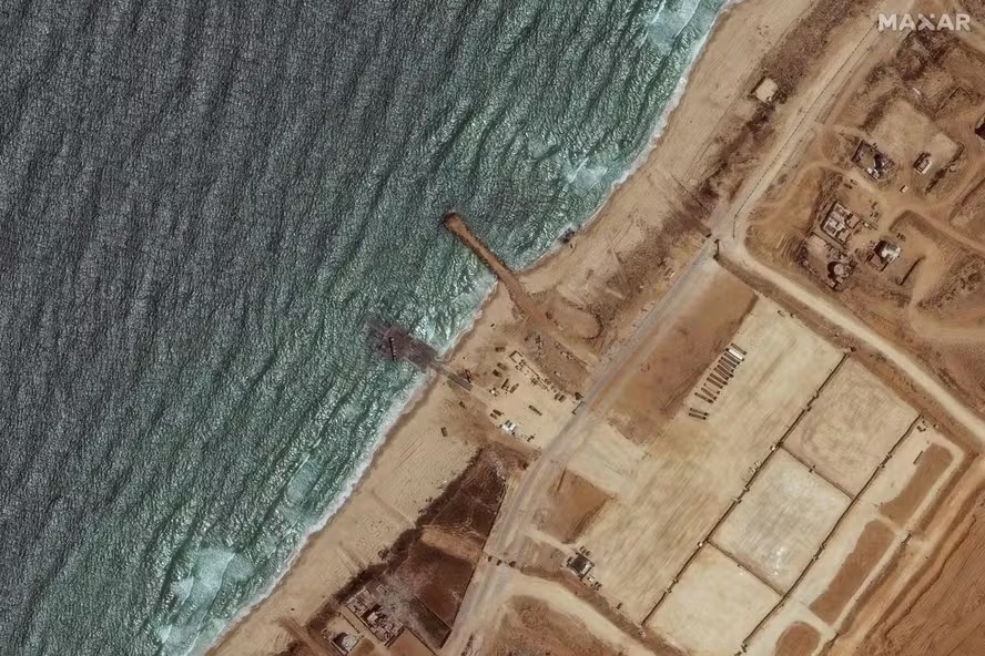 Imagem de satélite mostra a seção restante do píer Trident, construído pelos EUA, na costa de Gaza 