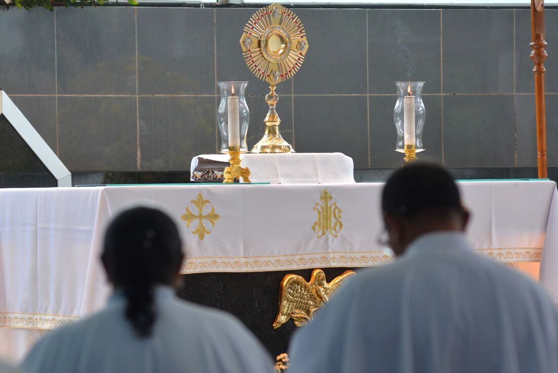 Corpus Christi: fiéis católicos reverenciam a presença real de Jesus na Eucaristia