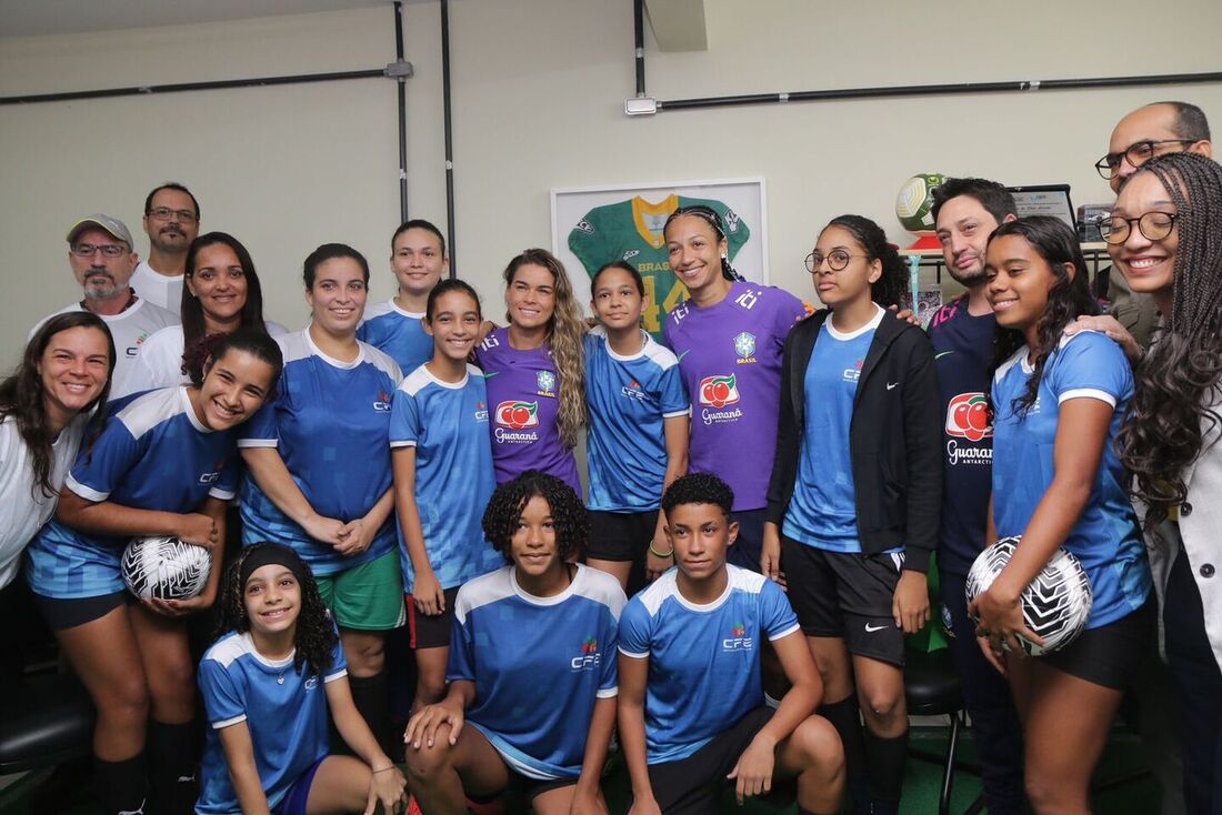 As jogadoras da seleção Tamires e Byanca Brasil visitam o Centro de Desenvolvimento do Futebol Feminino no Parque Santos Dummont