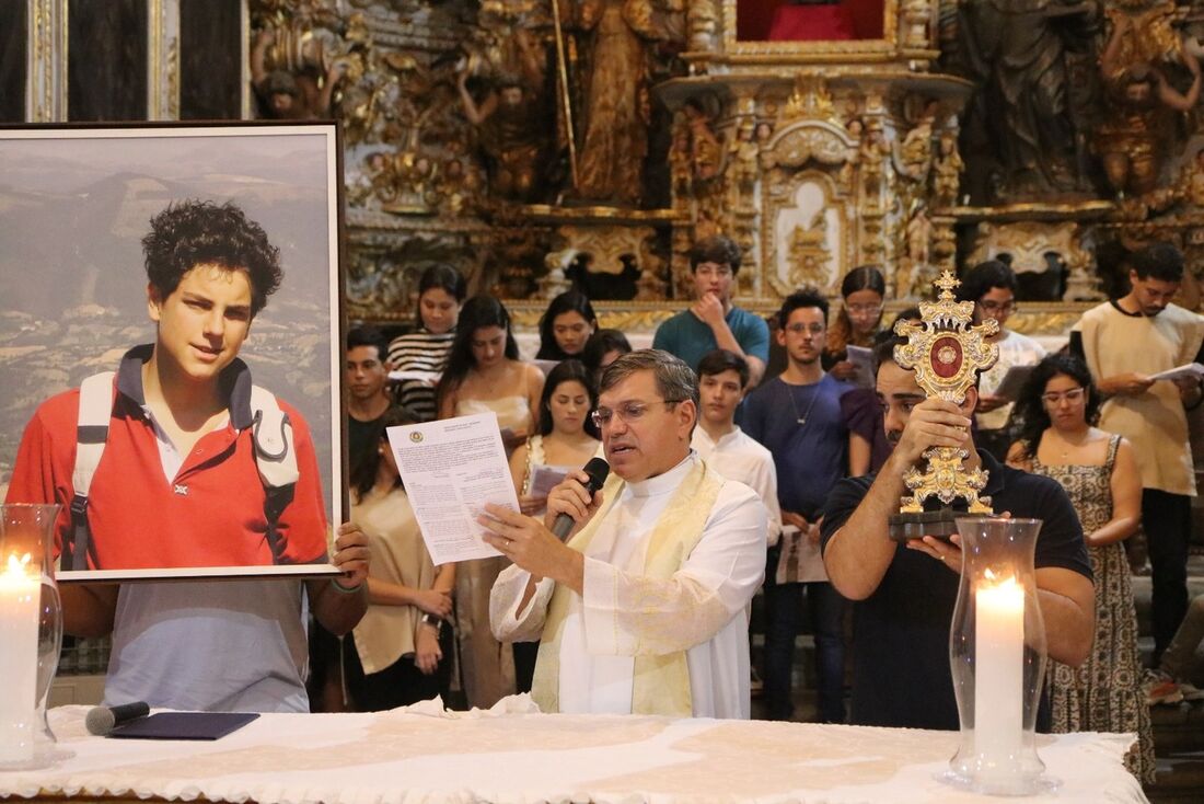 Padre Damião Silva faz homenagem a Carlo Acutis durante missa de Corpus Christi, na Igreja Madre de Deus