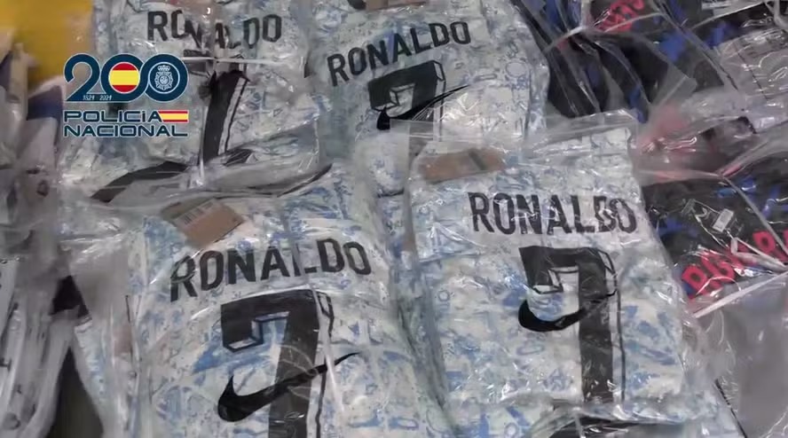 Autoridades espanholas confiscam 11 toneladas de camisas falsas de futebol 