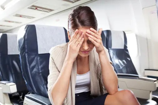 Mulher passando mal em viagem de avião