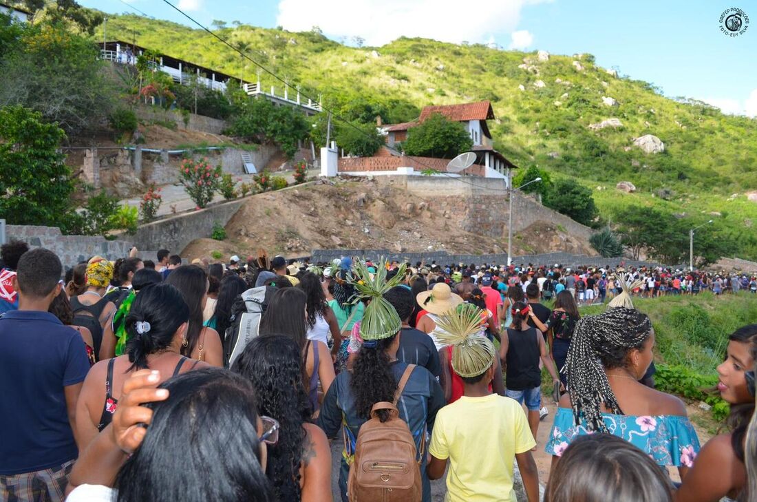 Há 26 anos o povo Xukuru de Ororubá, em Pesqueira, realiza caminhada para marcar o assassinato do Cacique Xicão e reavivar a força dos povos originários