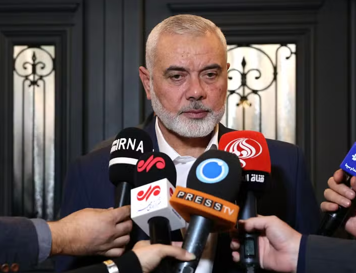 Líder do Hamas, Ismail Haniyeh, fala com repórteres em Doha: palestino desembarcou no Cairo nesta quarta 