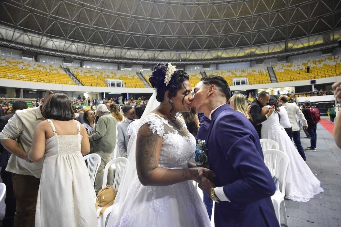 A hora do beijo no casamento comunitário