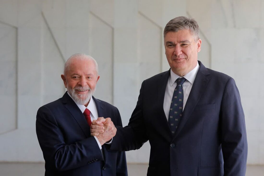 O presidente do Brasil, Luiz Inácio Lula da Silva, cumprimenta o presidente da Croácia, Zoran Milanovic, durante reunião no Palácio do Itamaraty, em Brasília