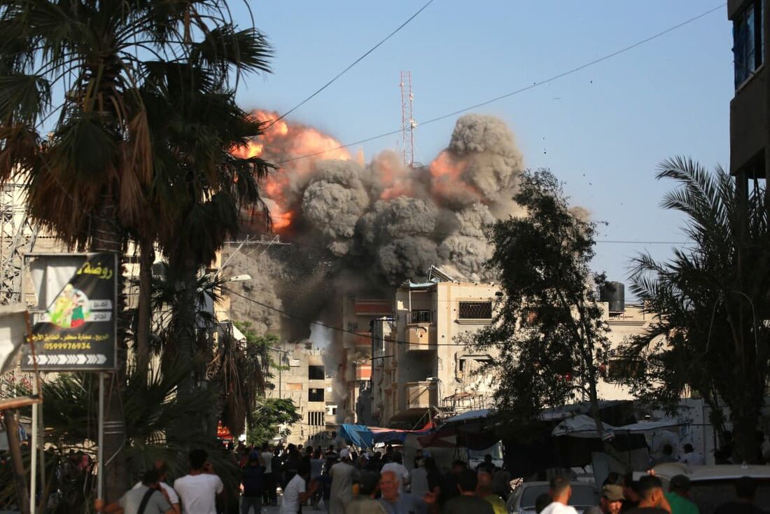 Uma bola de fogo e fumaça preta surge momentos depois que um ataque aéreo na Faixa de Gaza