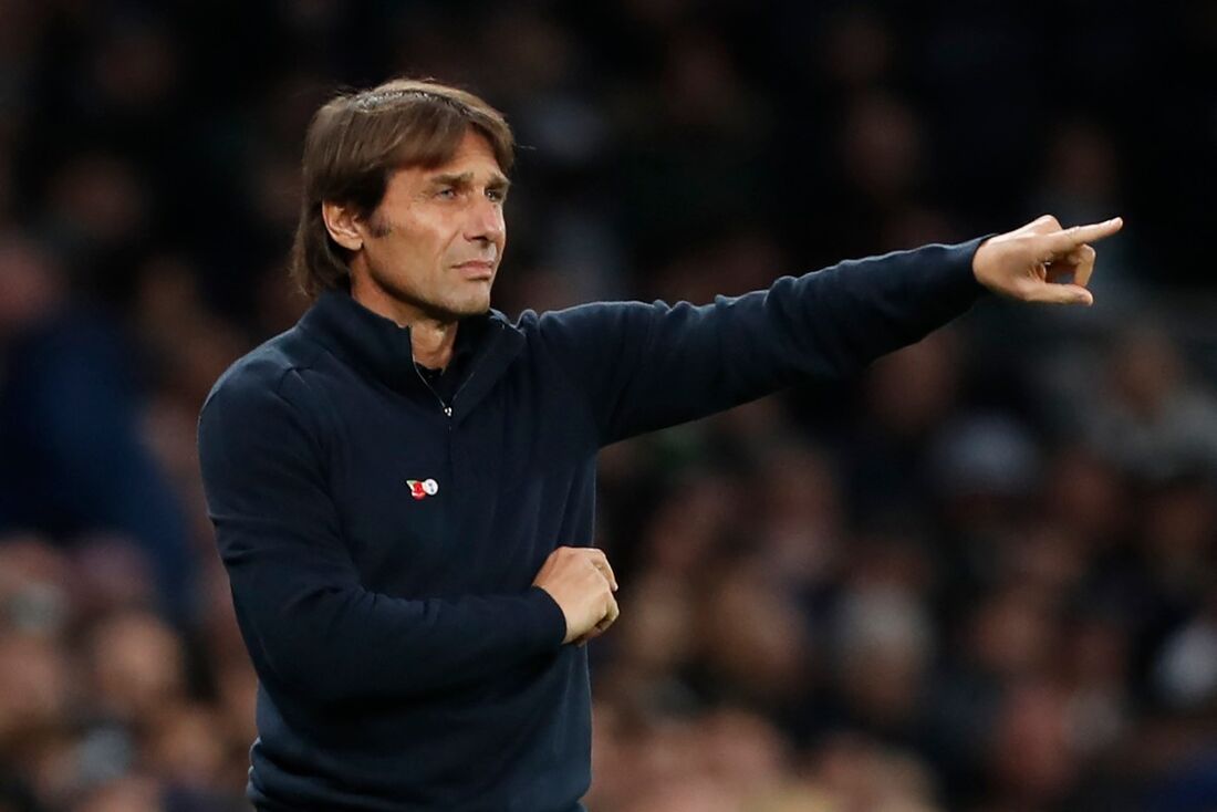 Antonio Conte, técnico do Napoli, tem futuro indefinido com interesse do rival Juventus