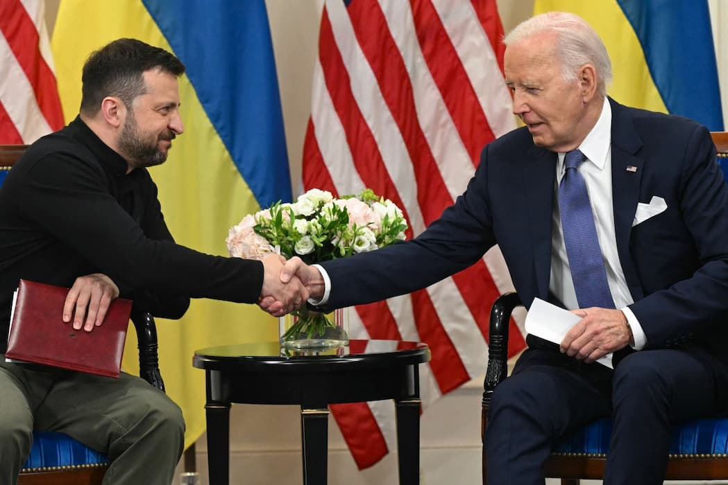 Presidentes Volodymyr Zelensky, da Ucrânia, com Joe Biden, dos EUA, em encontro em hotel na França