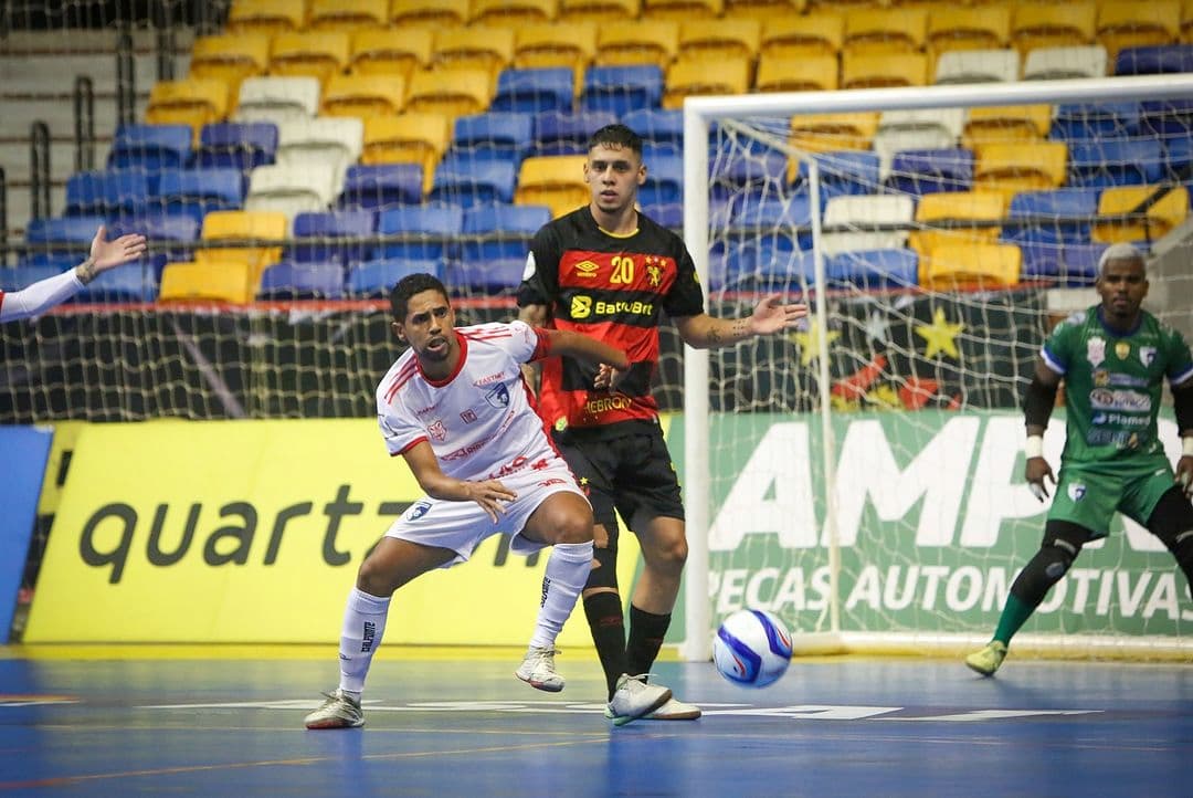 Pivô Nunes marcou quatro gols para o Sport diante do Sergipe 