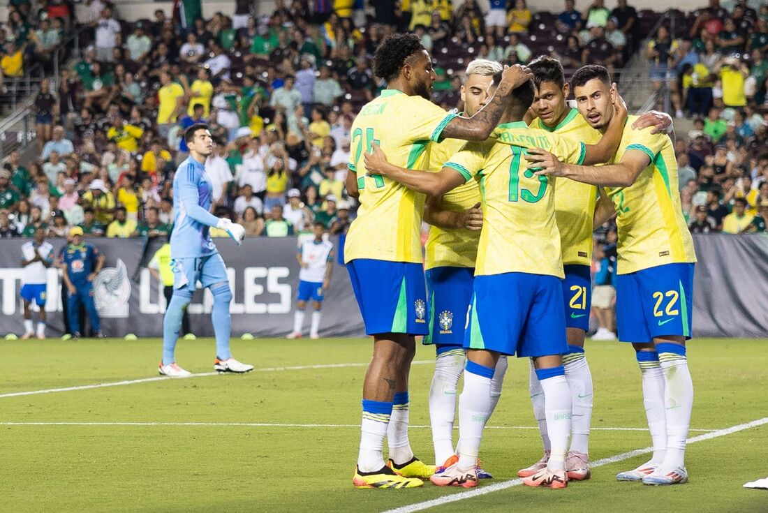 Jogadores do Brasil comemoram gol contra o México