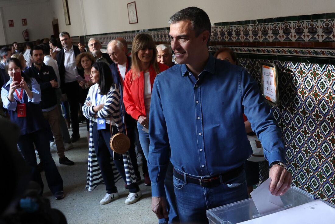 Primeiro-ministro da Espanha, Pedro Sanchez, vota para as eleições para o Parlamento Europeu 