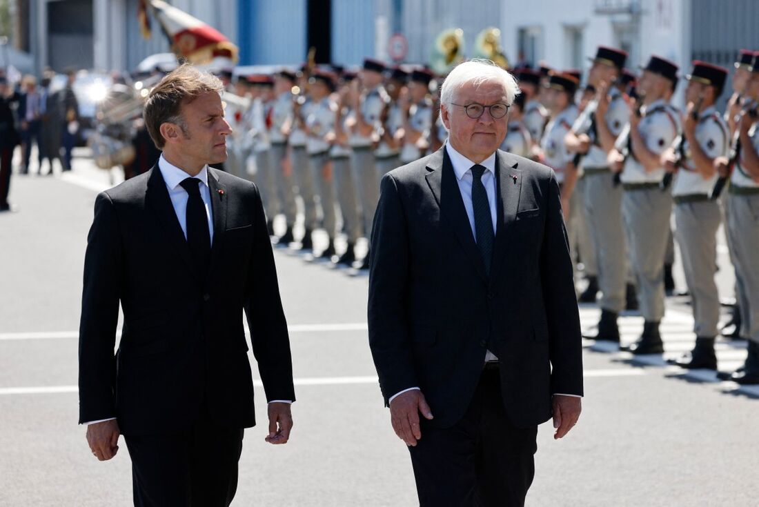 Presidente francês Emmanuel Macron (E) e o presidente alemão Frank-Walter Steinmeier (D)