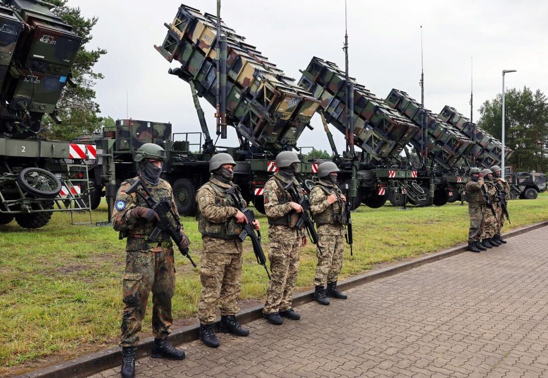 Soldados ucranianos e alemães são vistos durante a visita do presidente ucraniano e do ministro da Defesa alemão a uma área de treinamento militar